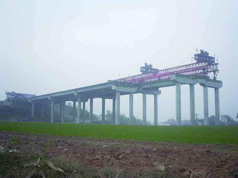 大型架橋機架設(shè)梁板作業(yè)